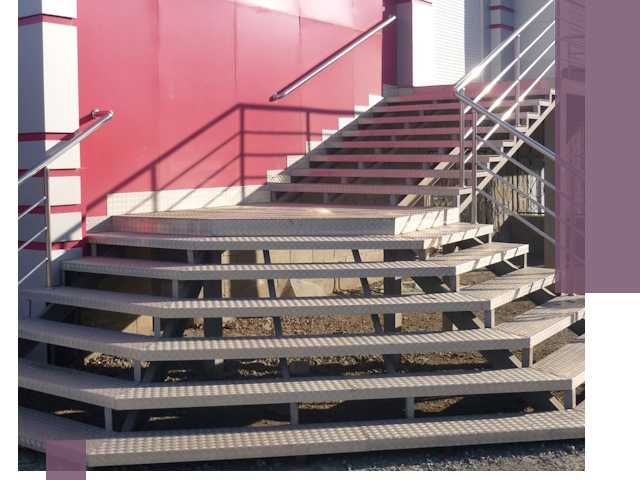 Лестницы для магазина в Севастополе — изготовление и монтаж