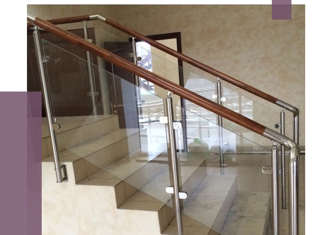 Комбинированные перила из металла и дерева в Севастополе