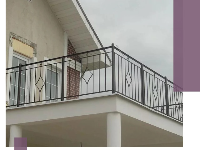 Изготовление балконных ограждений в Севастополе из металла и стекла